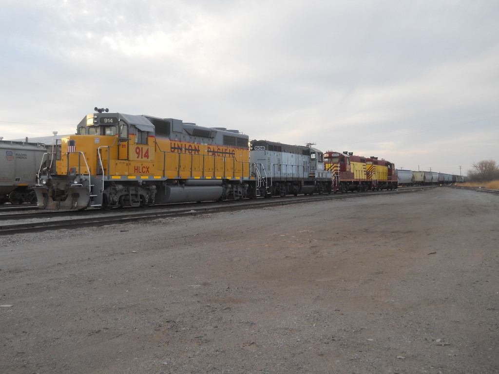 HLCX 914  26Feb2011  Waiting in the Yard 